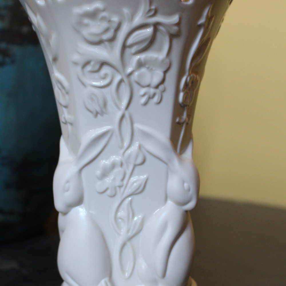Lenox, Chelsea Crossing Large Spring  Rabbit Bunny Vase - Picture 7 of 13